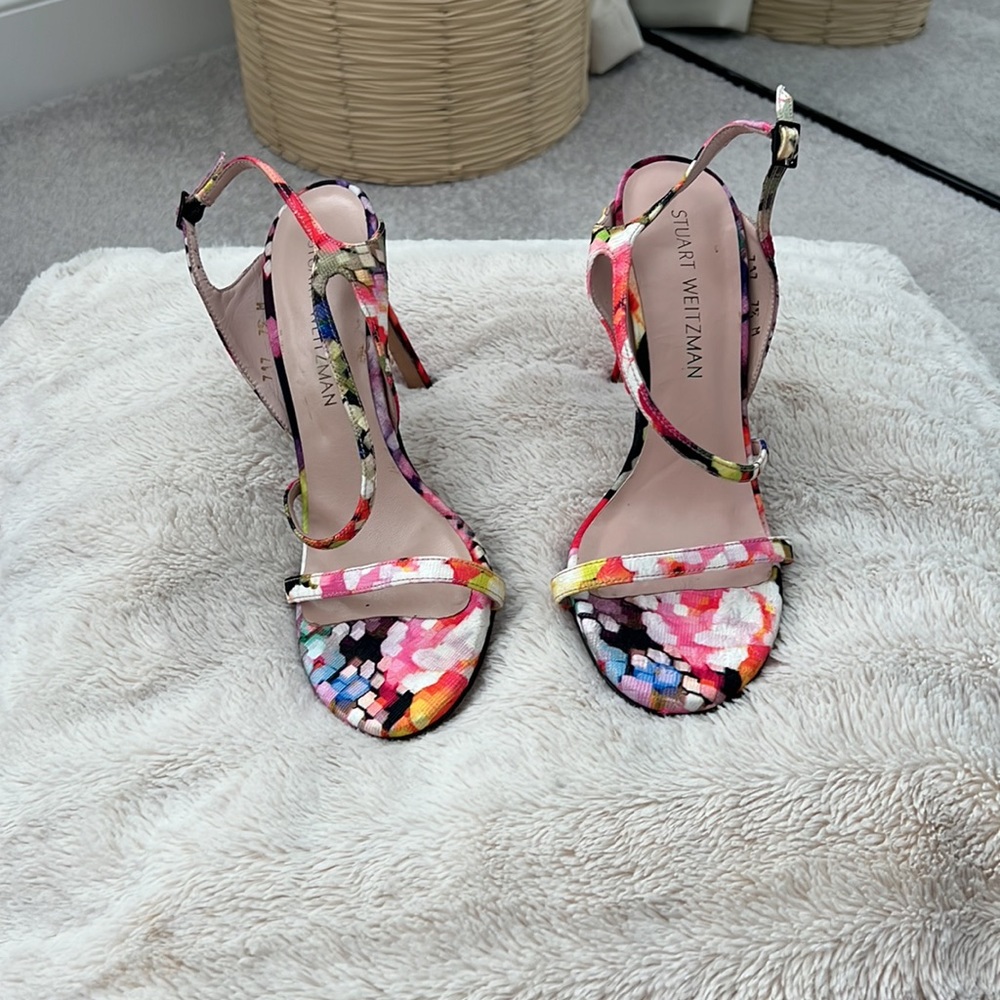 Stuart Weitzman Strappy Heel fits a 7/ 7/12!